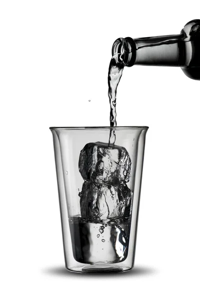 Acqua versare nel vetro — Foto Stock