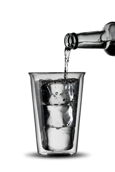 Agua vierta en vidrio —  Fotos de Stock