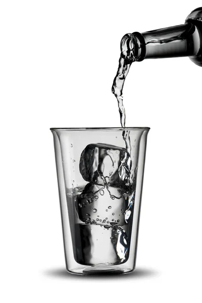 Agua vierta en vidrio —  Fotos de Stock