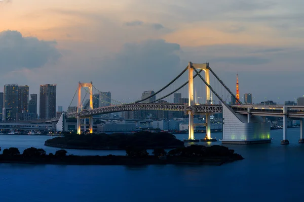 Pont arc-en-ciel la nuit — Photo