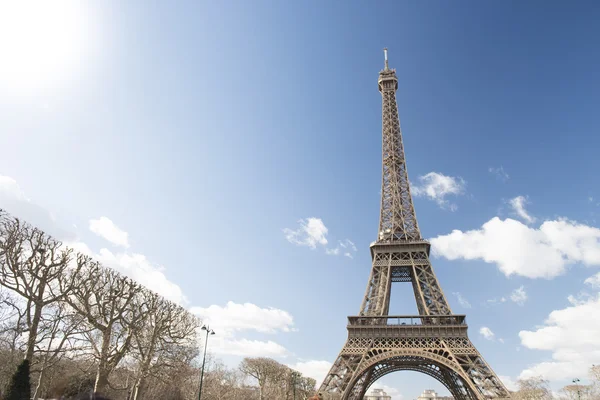 Torre Eiffel bajo el cielo azul —  Fotos de Stock