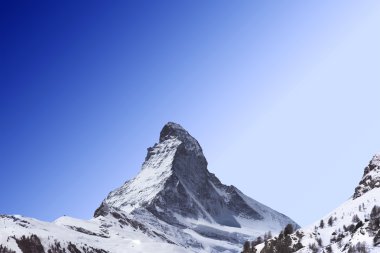 Matterhorn tepe üzerinde mavi gökyüzü