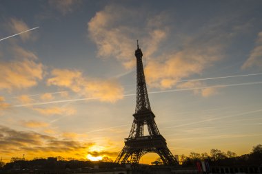 günbatımı Eyfel Kulesi