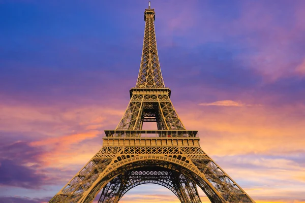 Torre Eiffel ao pôr do sol — Fotografia de Stock