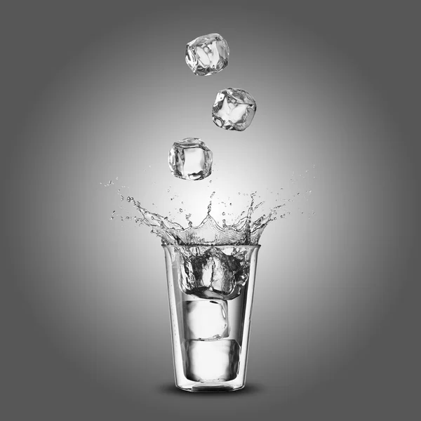 Kostki lodu spadają na szkło wodne — Zdjęcie stockowe