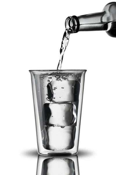 Water giet in glas — Stockfoto