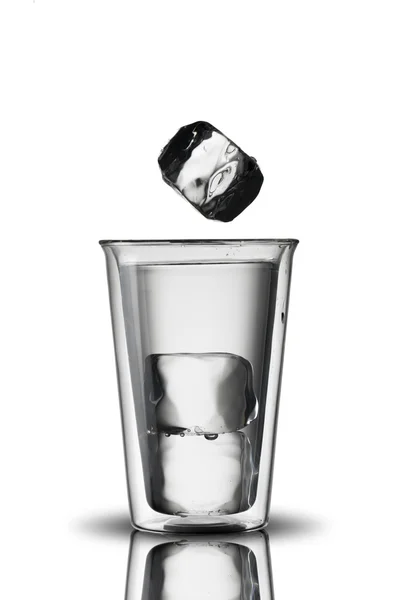 玻璃杯中的冰块 — 图库照片