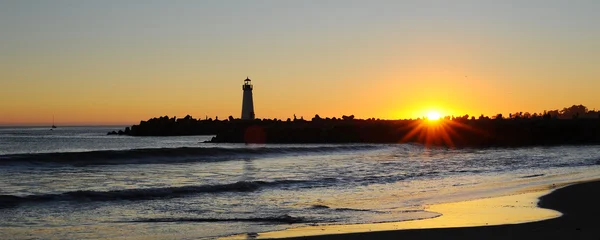 Silhueta do farol ao pôr do sol — Fotografia de Stock