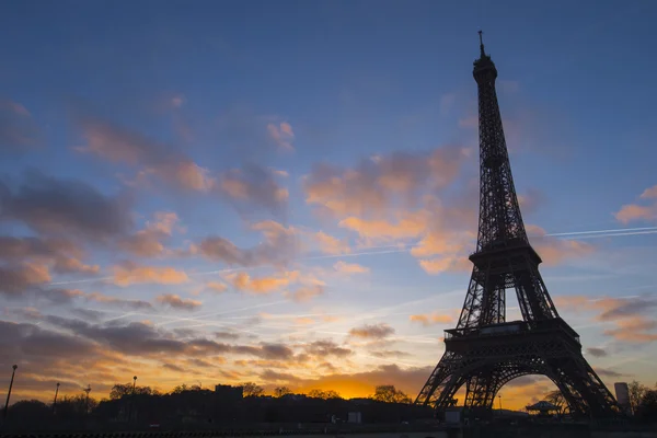 Torre Eiffel con cielo nuvoloso — Foto Stock
