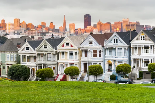 Alamo Square bij zonsondergang — Stockfoto