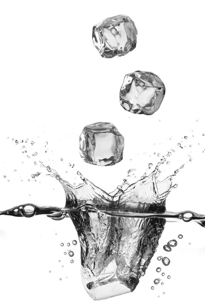 Wasserspritzer aus Eiswürfeln — Stockfoto