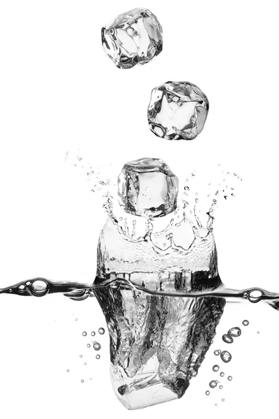 Vattenstänk från isbitar — Stockfoto