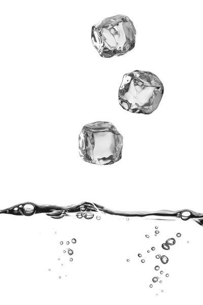 Schizzi d'acqua dai cubetti di ghiaccio — Foto Stock