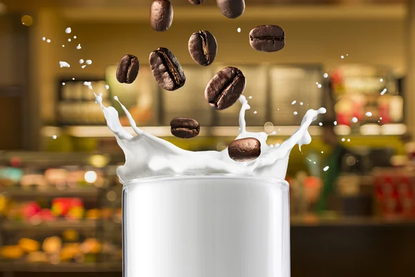 Salpicadura de leche con granos de café — Foto de Stock