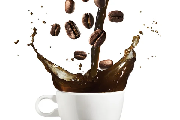 Granos de café cayendo en el café —  Fotos de Stock