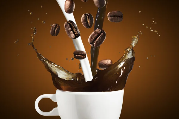 Sıcak kahve ve süt Splash — Stok fotoğraf