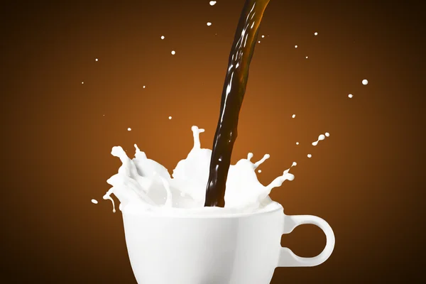 Gorąca kawa i mleko Splash — Zdjęcie stockowe