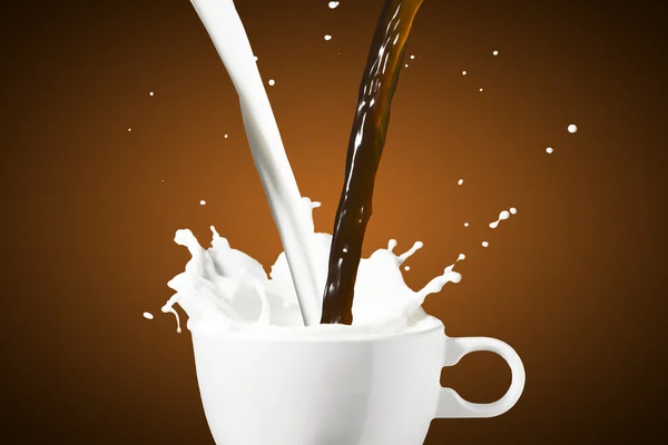 Kopp varm kaffe og melk fra plash – stockfoto