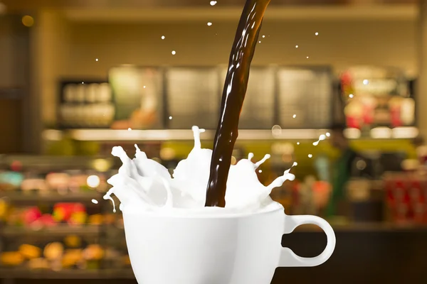 Café chaud et éclaboussure de lait — Photo