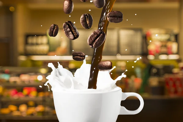 Café chaud et éclaboussure de lait — Photo