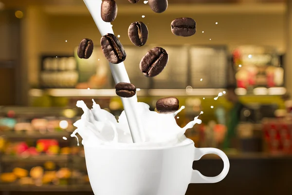 コーヒー豆と牛乳のスプラッシュ — ストック写真