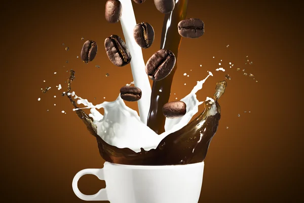 Heißer Kaffee und Milchspritzer — Stockfoto