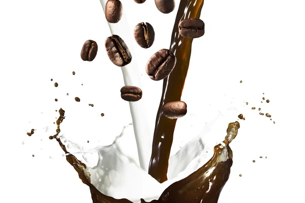 Горячий кофе и молочный всплеск — стоковое фото