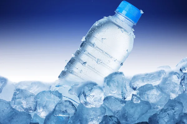 Zimna woda butelki na kostki lodu — Zdjęcie stockowe
