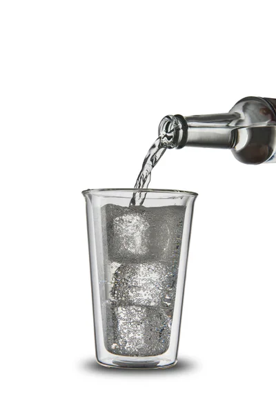 Wasser ins Glas gießen — Stockfoto