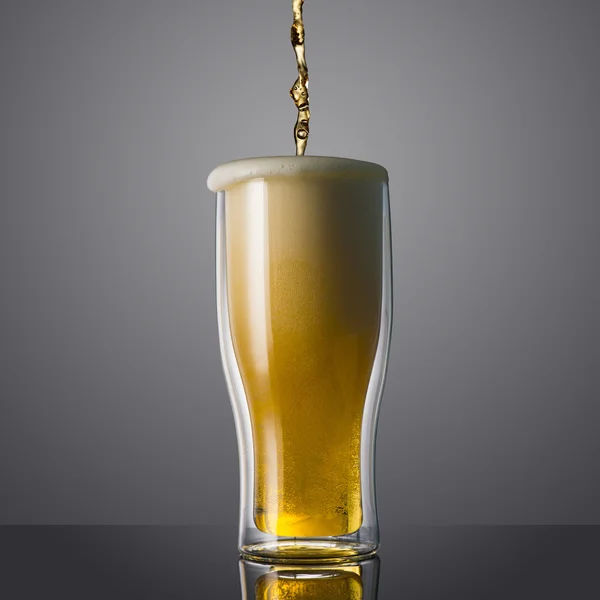 Μπύρα ρίχνουμε σε γυαλί — Φωτογραφία Αρχείου