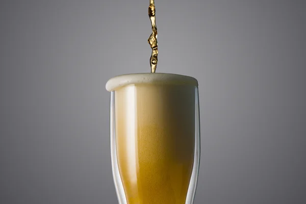 Cerveza Vierta en el vaso —  Fotos de Stock