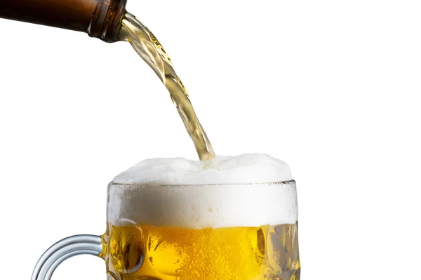 Pour bier uit fles met glas — Stockfoto