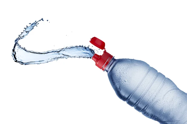 Wasserspritzer aus Wasserflasche — Stockfoto