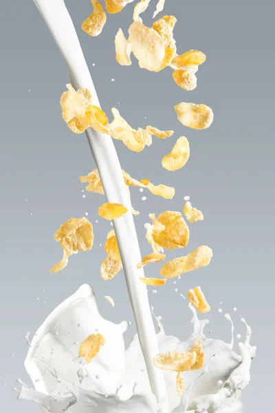 Corn Flakes Falling into Milk Splash — 图库照片