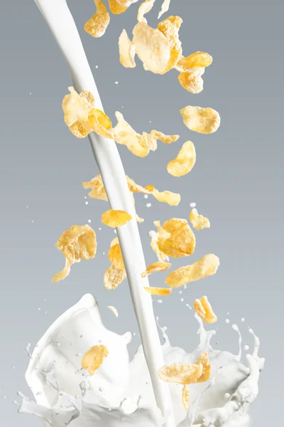 Corn Flakes Falling into Milk Splash — Zdjęcie stockowe