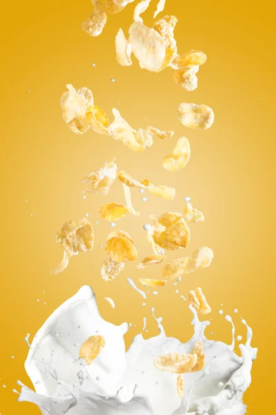 Copos de maíz con salpicaduras de leche — Foto de Stock