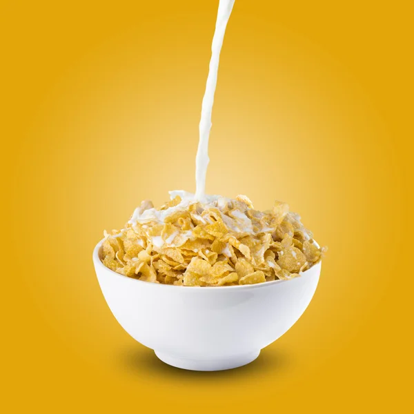 Spruzzo di latte sulla ciotola di fiocchi di mais — Foto Stock
