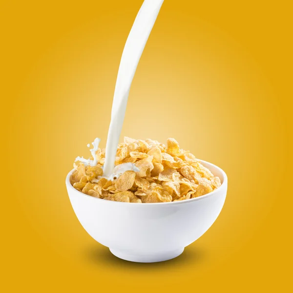 Splash de leite na tigela de flocos de milho — Fotografia de Stock
