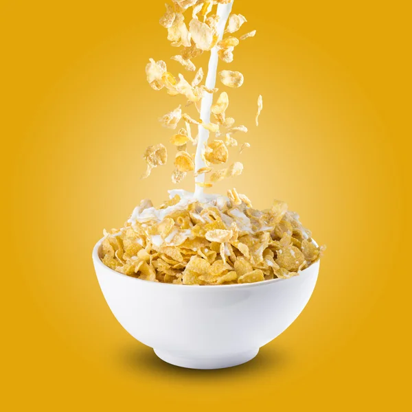 Corn Flakes and Milk Splash on Bowl — 图库照片