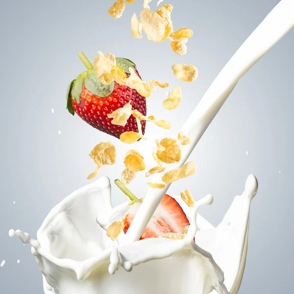 Corn Flakes Falling into Milk Splash — 图库照片