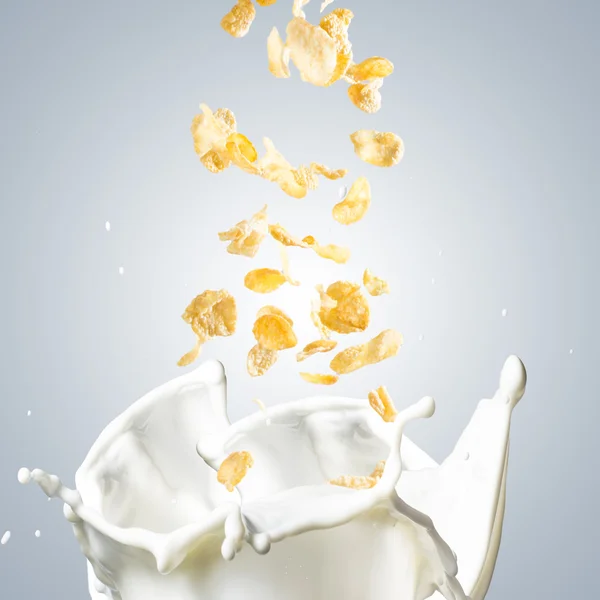 与牛奶飞溅的玉米片 — 图库照片