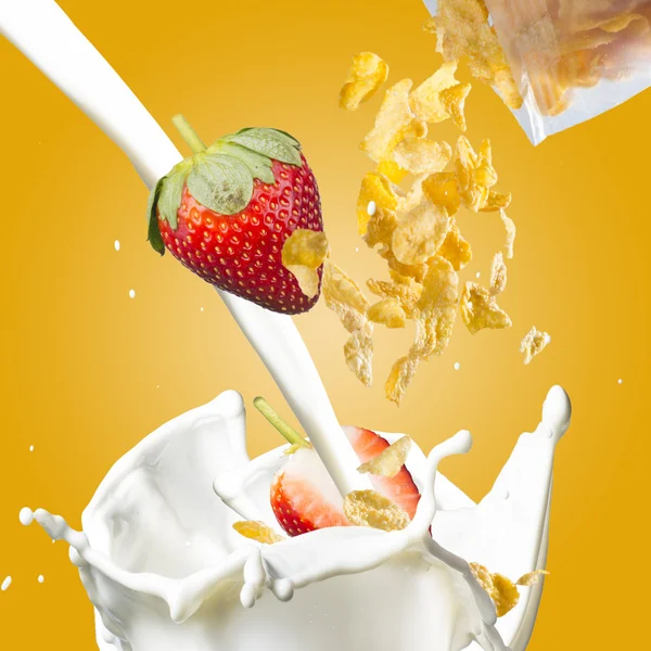 Cornflakes fallen in Milchspritzer — Stockfoto