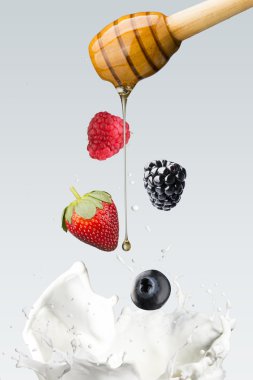 Çeşitli meyveler süt düşen