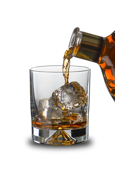 Flaskan häller Whiskey — Stockfoto