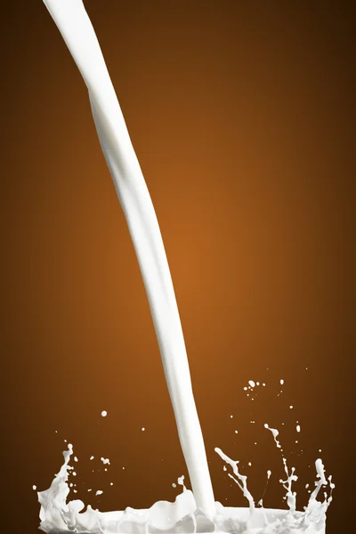 Pouring milk splash — Stock Photo, Image