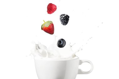 Çeşitli meyveler süt düşen