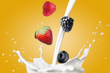 Çeşitli meyveler süt düşen