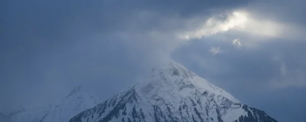 Montagne enneigée plafonnée — Photo