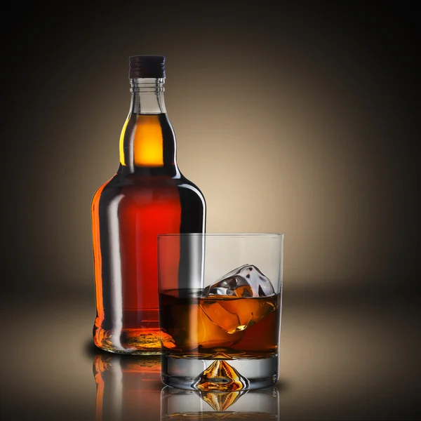 Glas en fles whisky — Stockfoto