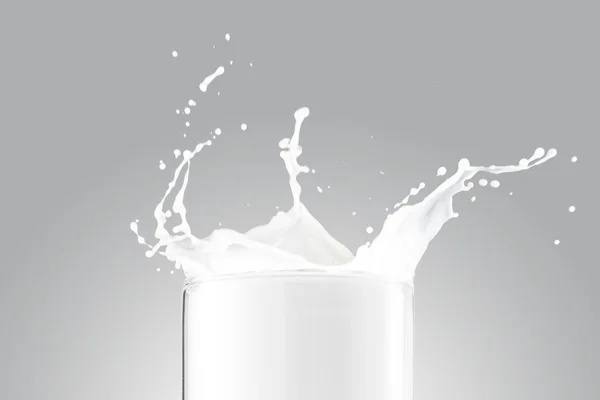 Salpicaduras de leche en vidrio — Foto de Stock
